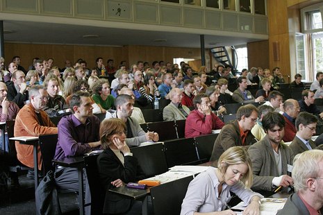 Mit Menschen gefüllter Vorlesungssaal
