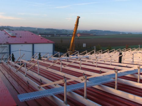 Rotes Dach mit montierten Kabelführungen