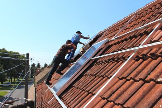 Montage einer Solaranlage auf einem Hausdach
