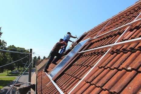 Montage einer Solaranlage auf einem Hausdach
