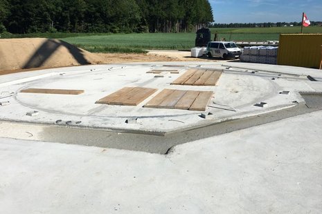 Ein rundes Windradfundament aus Beton ist zu erkennen.