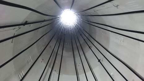 Das Innere einer Windkraftanlage.