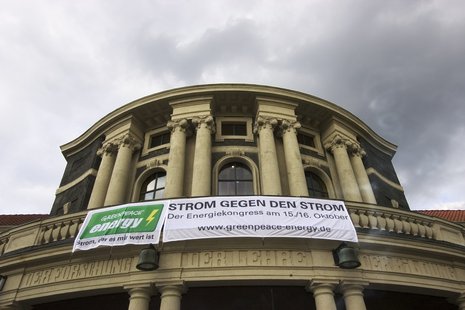 Gebäudefront der Universität Hamburg mit großem Banner zum Energiekongress "Strom gegen den Strom" von Greenpeace Energy