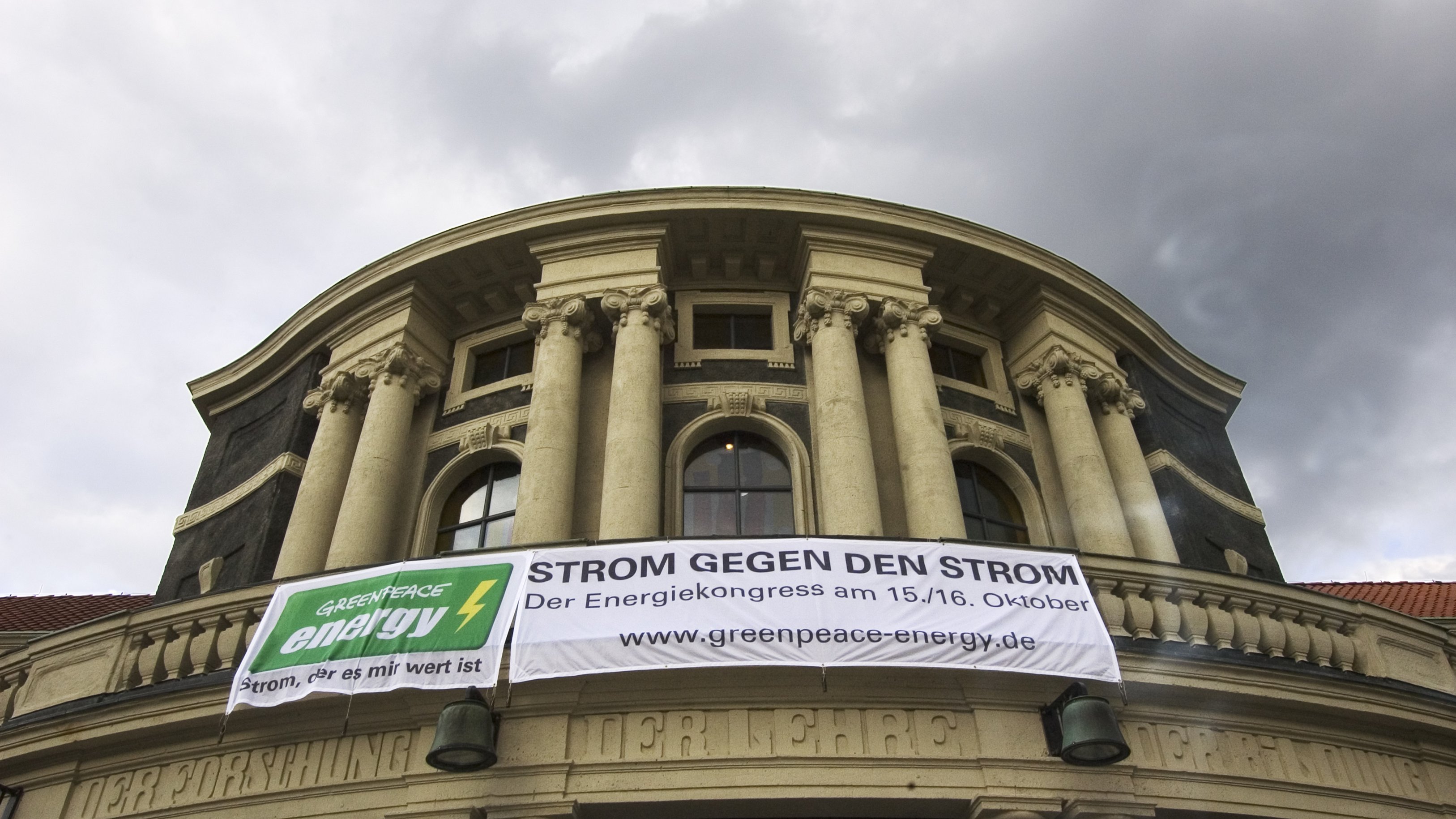 Gebäudefront der Universität Hamburg mit großem Banner zum Energiekongress "Strom gegen den Strom" von Greenpeace Energy