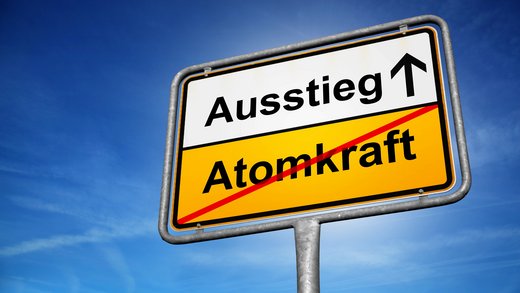 Ein Straßenschild weist in Richtung Ausstieg. Atomkraft ist angekreuzt.