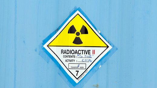 Schild zur Warnung vor nuklearer Gefahr.