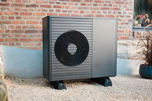 Wärmpumpe im Vorgarten eines Wohnhauses