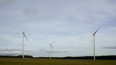 Drei fertige Windkraftanlagen in Betrieb 