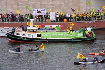 Energiewende Demo mit Green Planet Energy auf einem Boot