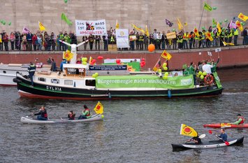 Energiewende Demo mit Green Planet Energy auf einem Boot