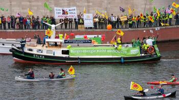 Energiewende Demo mit Greenpeace Energy auf einem Boot