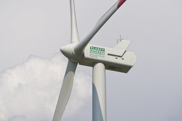 Windenergieanlage in Nahaufnahme mit Planet energy Logo