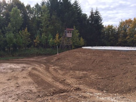 Fundament Seitenansicht vor Waldgebiet