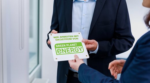 Übergabe der Plakette "Wir arbeiten mit Ökostrom von Green Planet Energy"