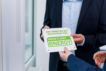 Übergabe der Plakette "Wir arbeiten mit Ökostrom von Green Planet Energy"