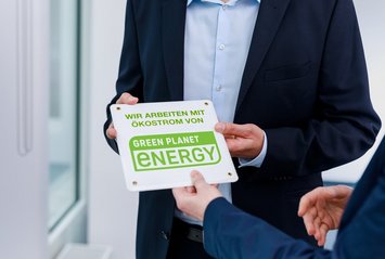Übergabe der Plakette "Wir arbeiten mit Ökostrom von Green Planet Energy"