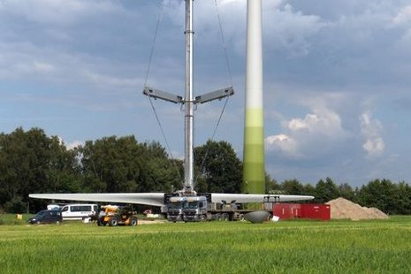 Rotorblätter werden zur Montage hochgezogen