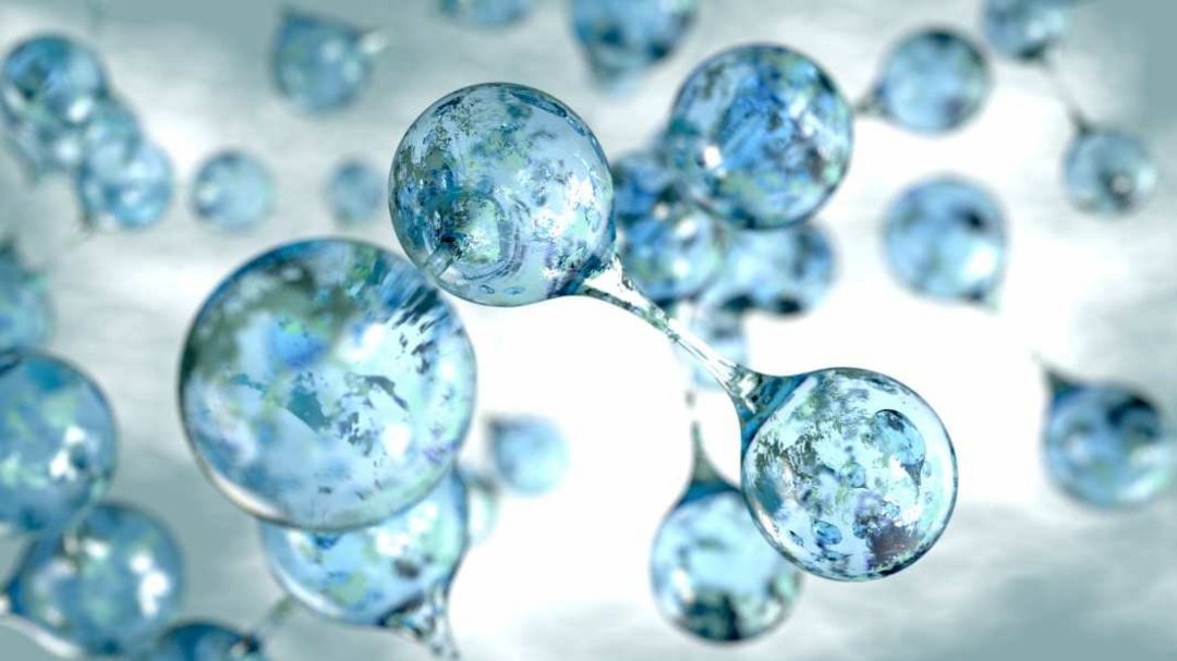 Klarblaue Wassermoleküle schweben und verbinden sich in einer abstrakten und leicht verschwommenen Umgebung, die an Luft oder Wasser erinnert.