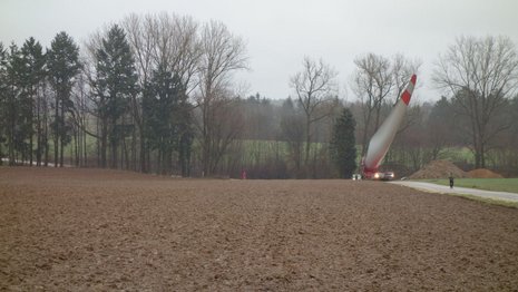 Rotorblatttransport durch Waldgebiet
