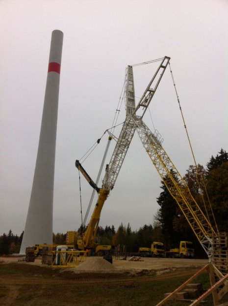 Turmbau einer Windkraftanlage mit Hilfe eines Krans