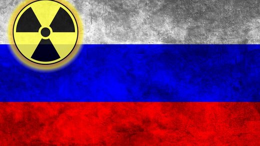 Flagge Russlands mit Symbol der nuklearen Gefahr.