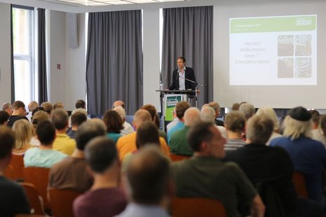 Publikum hört sich einen Vortrag auf dem Energiekongress 2016 in Frankfurt an.