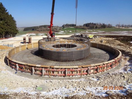 Ein kreisrundes Fundament wird für die Windanlage gegossen.