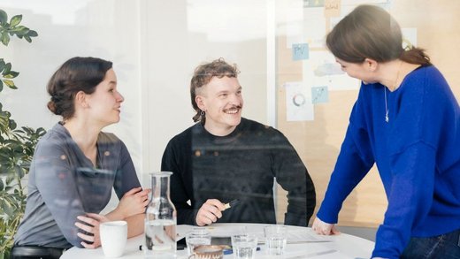 GPE Mitarbeitende im Teammeeting 