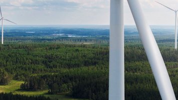 Windkraftanlage mit Green Planet Energy Logo