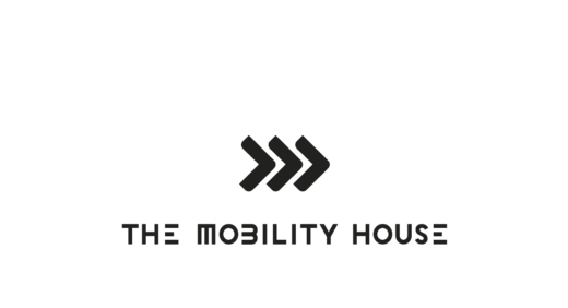 Logo mit schwarzer Schrift auf transparentem Hintergrund. Über "The Mobility House" befinden sich drei aneinandergereihte Pfeil-Symbole.