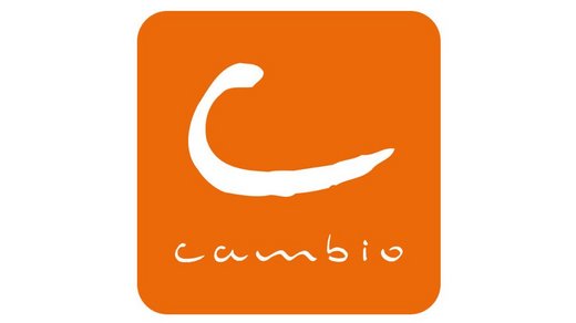 Orangefarbenes Logo mit einem geschwungenen weißen "c" und dem Schriftzug "cambio" in weißer, handschriftlicher Schriftart. Hintergrund ist ein einfarbiges Quadrat.