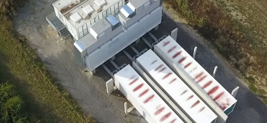 Foto von oben von einem Betteriespeicher.