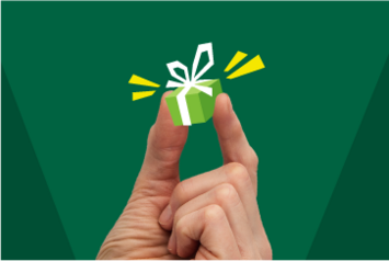 Eine Hand hält zwischen Daumen und Zeigefinger ein grünes Geschenk mit weißer Schleife. Der Hintergrund ist dunkelgrün.