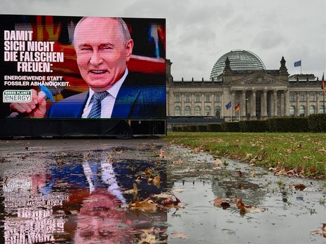 Eine Videoinstallation mit einem grinsenden Wladimir Putin vor dem Reichstag und der Aufschrift: Damit sich nicht die Falschen freuen. Green Planet Energy.