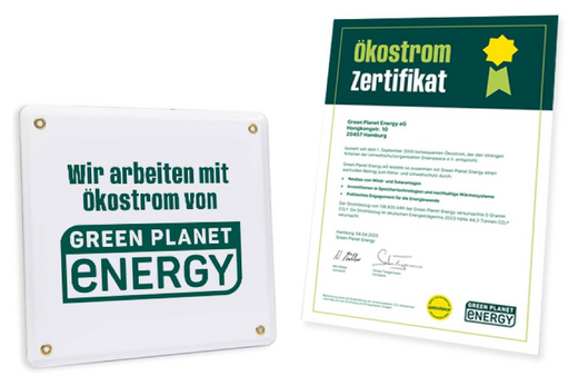 Das Bild zeigt ein freigestelltes Ökostrom-Zertifikat und ein Schild mit der Aufschrift „Wir arbeiten mit Ökostrom von Green Planet Energy“. Beide betonen das Engagement für umweltfreundliche Energie.