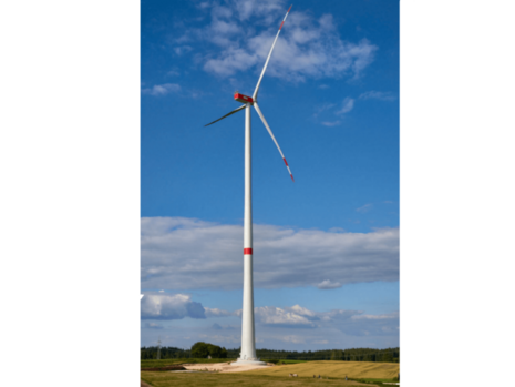 Eine Windkraftanlage in Betrieb