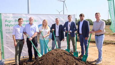 Projektteilnehmer des Solarparks Parndorf beim Spatenstich. (v.l.n.r.): Christoph Grosssteiner, Geschäftsführer oekostrom Produktions GmbH; Wolfgang Kovacs, Bürgermeister Parndorf; Daniela Winkler, Landesrätin Burgenland; Jan Häupler, Vorstandsmitglied oekostrom AG; Christoph Ehrenhöfer, Geschäftsführer Stadtwerke Hartberg; Julian Tiencken, Geschäftsführer Green Planet Projects; Peter Kuntner, Projektentwickler oekostrom AG  Rechte: Oekostrom AG