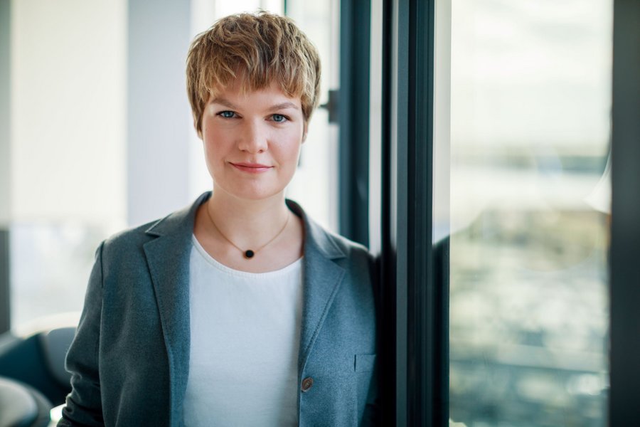 Leiterin Politik und Kommunikation Carolin Dähling schaut in die Kamera.