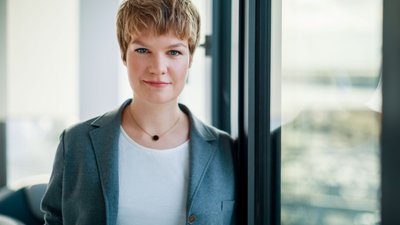 Leiterin Politik und Kommunikation Carolin Dähling schaut in die Kamera.