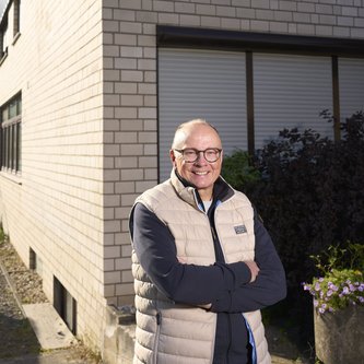 Herr Willy Schlömer vor St. Katharina in Dormagen.