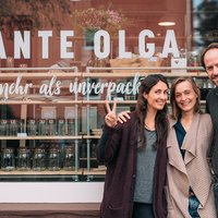 Drei Personen stehen vor dem Schaufenster des Ladens ‚Tante Olga‘.