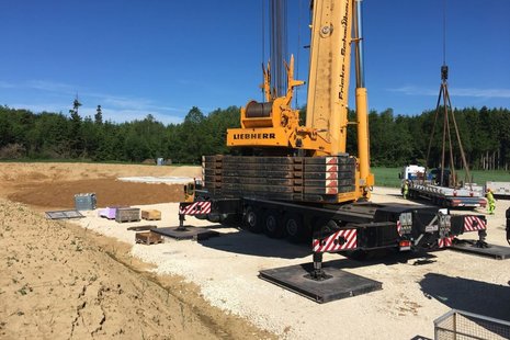 Baufahrzeug inmitten einer Baustelle.