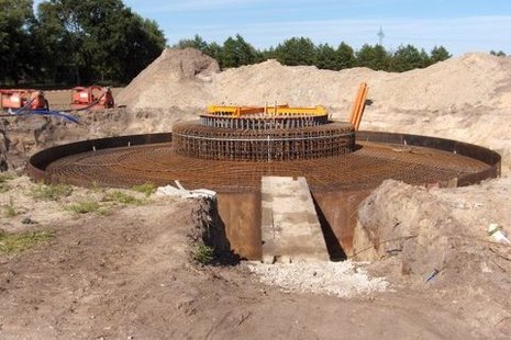 Rundliches Fundament in Baugrube
