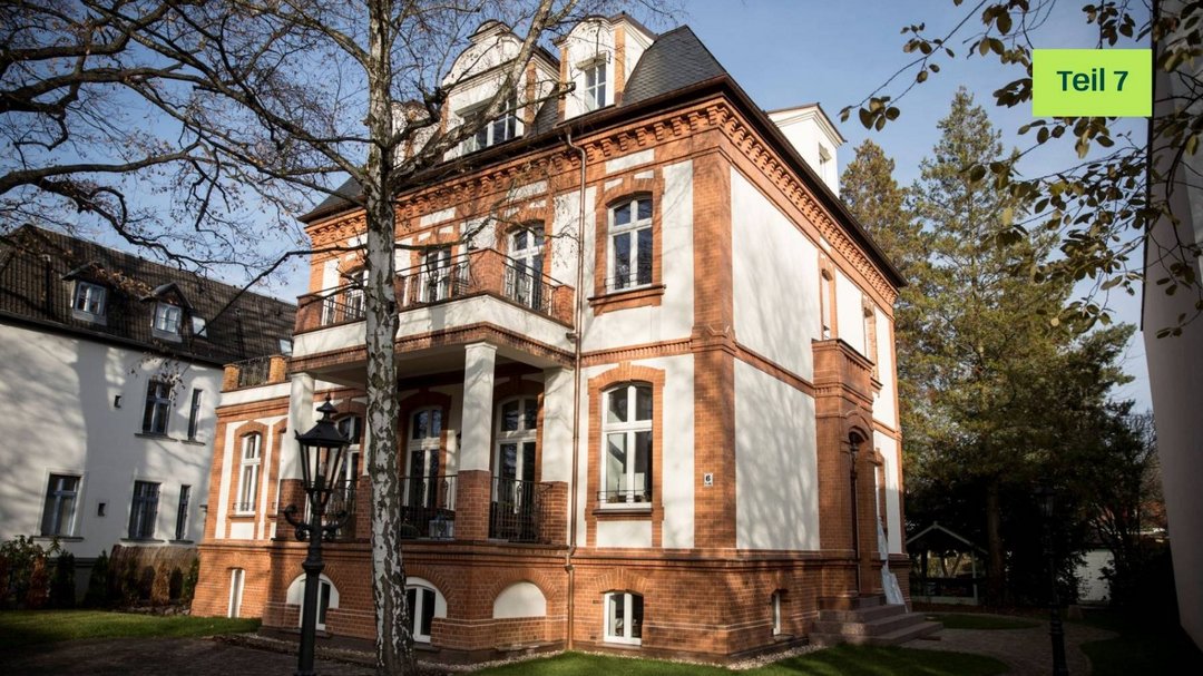 Freistehende Altbau Villa mit gelben Störer und der Aufschrift "Blogserie Teil 7". Oben rechts ist das Logo von Green Planet Energy in Saftgrün abgebildet.