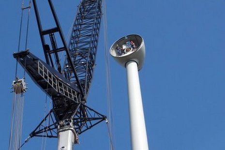 Kran vor im Bau befindlichem Windkraftturm 