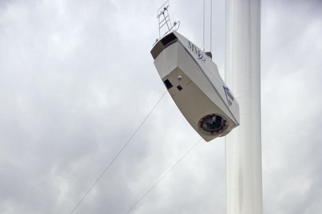 Der Rotor einer Windkraftanlage wird von einem Kran in die Luft gehoben.