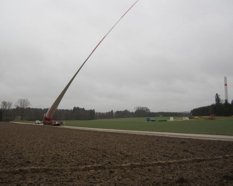 Rotorblatt wird zu Bestimmungsort transportiert