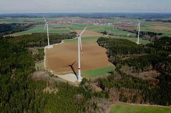 Windenergieanlagen mit Landschaft und Wald