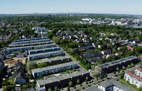 Luftaufnahme der Kölner Wohnanlage Ossendorfer Gartenhöfe mit Solaranlagen auf den Dächern mehrerer Gebäude.