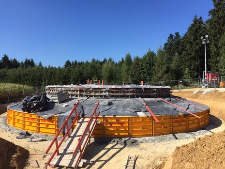 Rundlicher Fundamentbau, auf dem bereits ein Sockelgebilde errichtet wurde